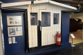 Front des ersten Wachhäuschens am Chechpoint Charlie im AlliiertenMuseum in Berlin