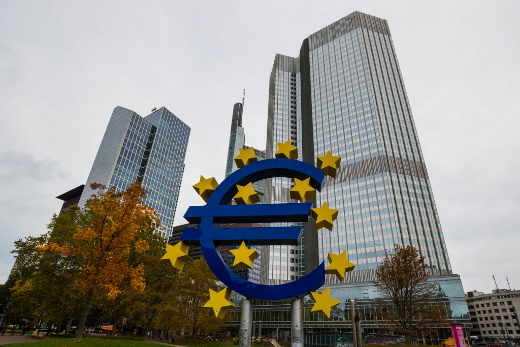 Euro-Skulptur in Frankfurt am Main im November 2021