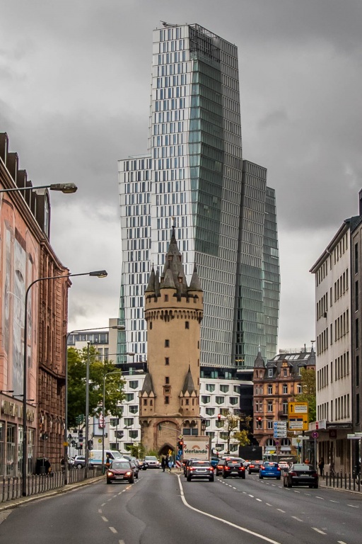 Eschenheimer Turm und Nextower in Frankfurt am Main im November 2021