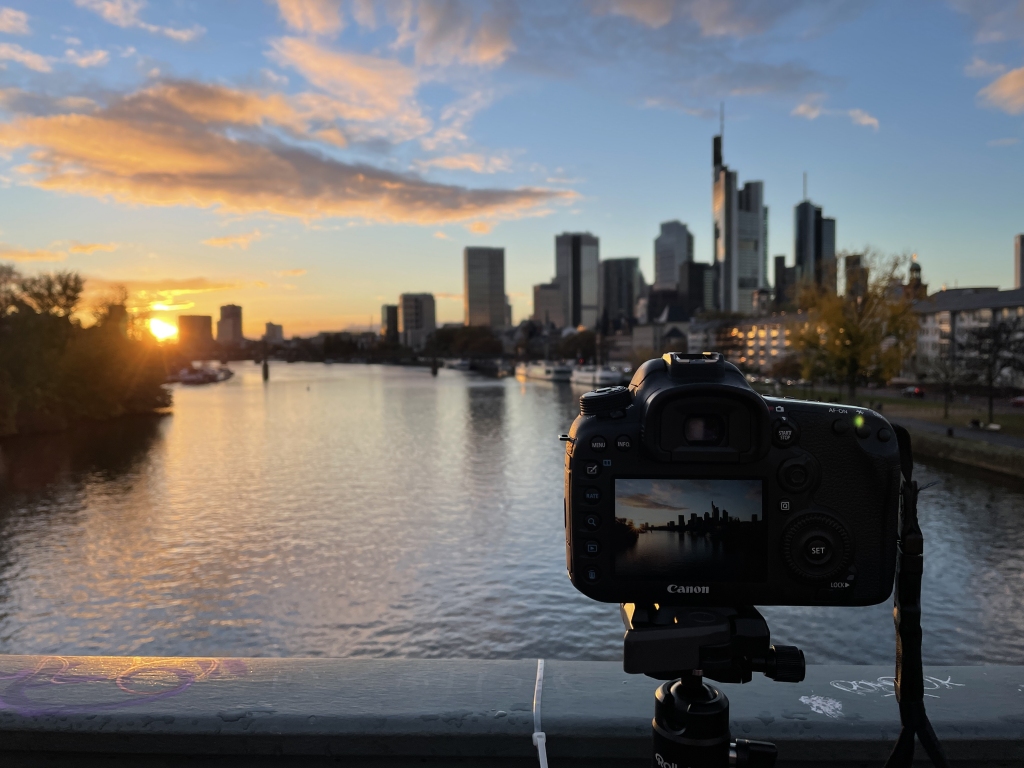 Sonnenuntergang in Frankfurt am Main im November 2021 (iPhone-Bild)