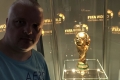 2018 im August mit der FIFA World Cup Trophy im FIFA World Football Museum in Zürich