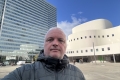 2026 im Oktober in Düsseldorf vor'm Dreischeibenhaus und dem Schauspielhaus
