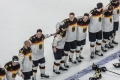 die deutsche Nationalmannschaft bei der Nationalhymne nach dem Spiel U.S.A. - Deutschland (1:2) bei der Eishockey-WM 2017 in Köln