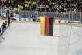 bei der Nationalhymne nach dem Spiel U.S.A. - Deutschland (1:2) bei der Eishockey-WM 2017 in Köln