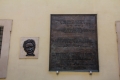 Gedenktafel am Haus, vor dem die Leiche Aldo Moros gefunden wurde