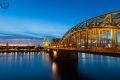 Hohenzollernbrücke in Köln zur blauen Stunde