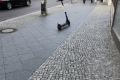 So kann man einen E-Scooter auch mal abstellen (in Berlin im Juli 2021)!
